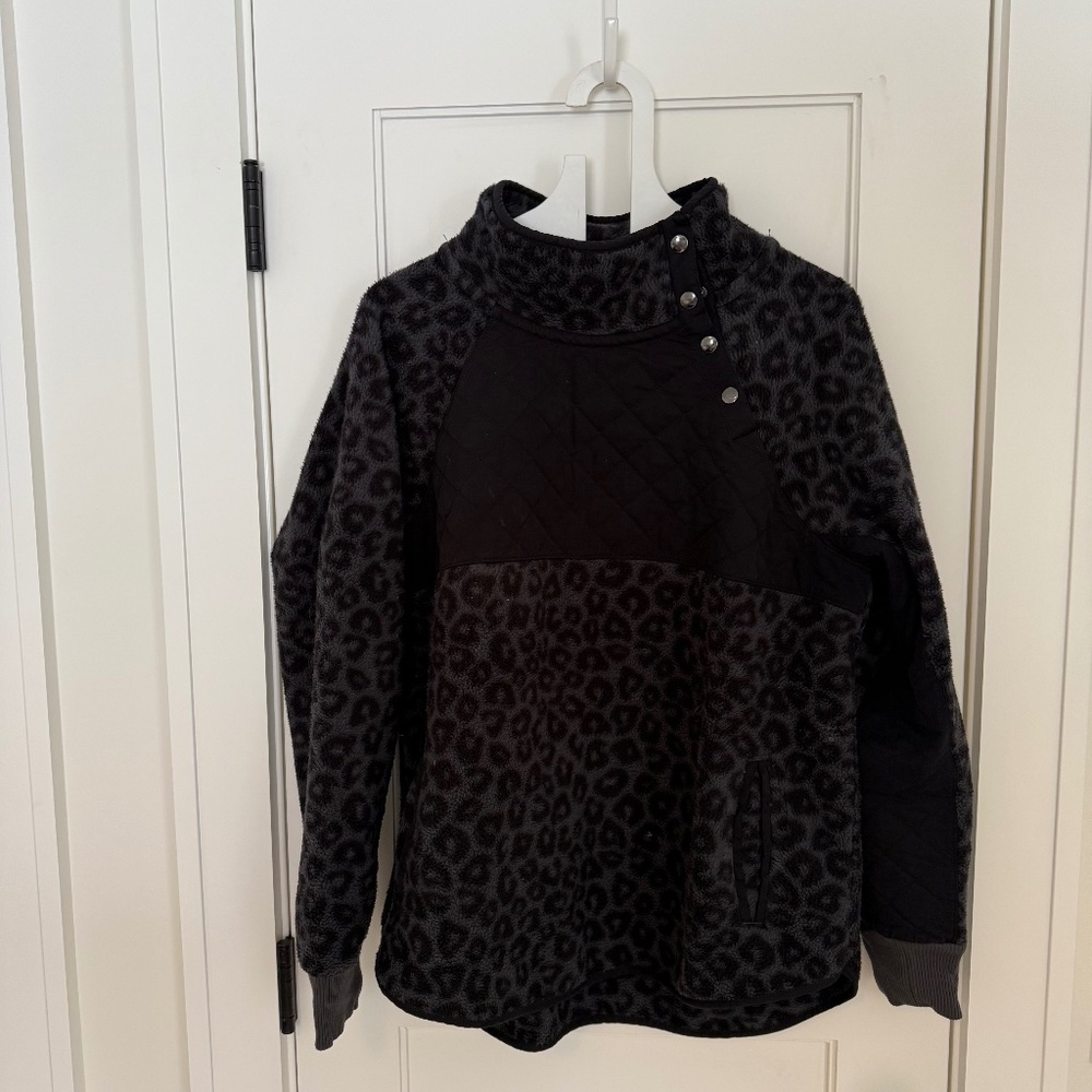 A&F Asymmetrical Snap-Up Fleece - Black Leopard - XL